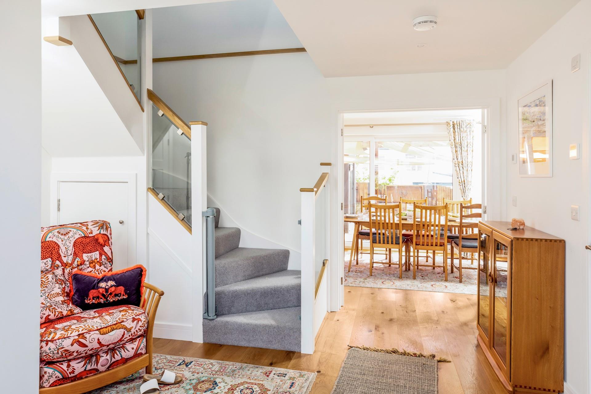 Leave your troubles at the door as you enter the stylish Sydney House.