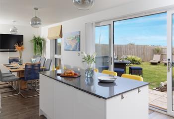 Slide open the patio doors and enjoy al fresco living.