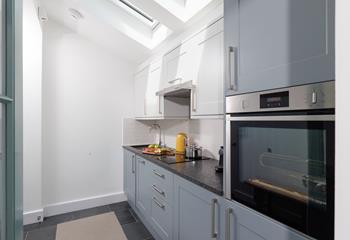 Contemporary amenities are on hand in the kitchen.
