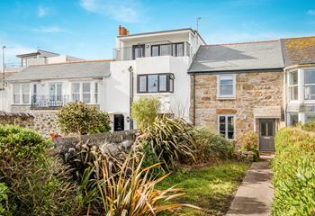 This cosy cottage is ideally located to explore Penzance.