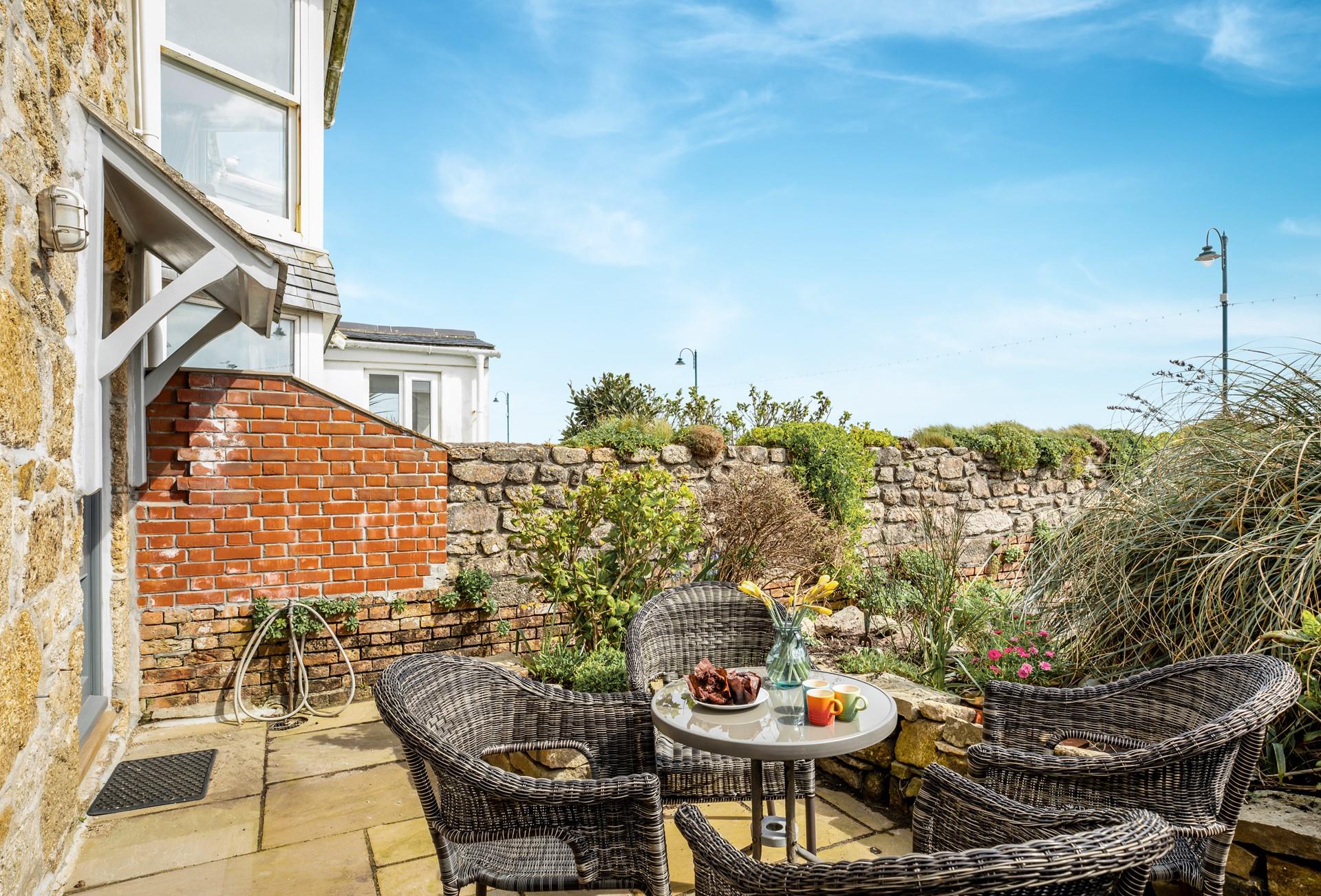 Take your meals al fresco in the sunshine.