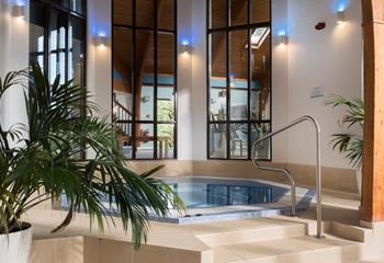 Take a dip in the hot tub in the communal leisure facilities.