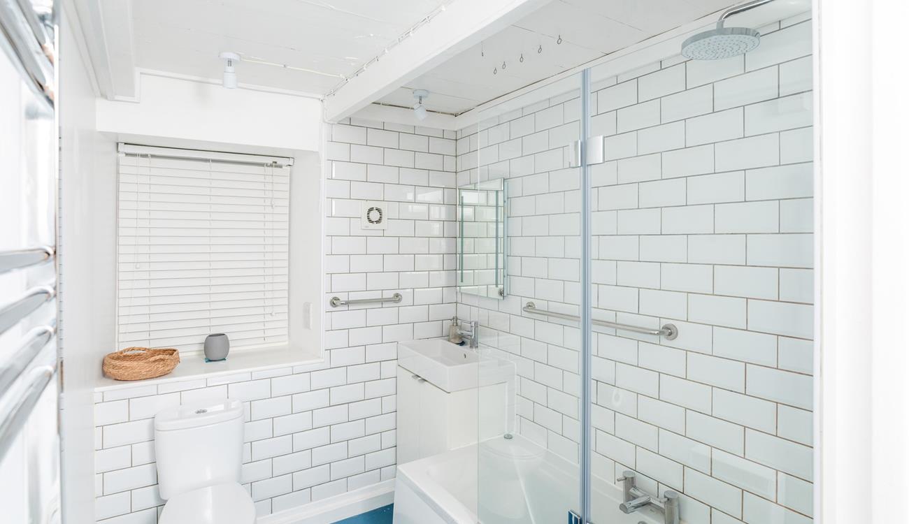 Choose from a relaxing bath or an invigorating shower.