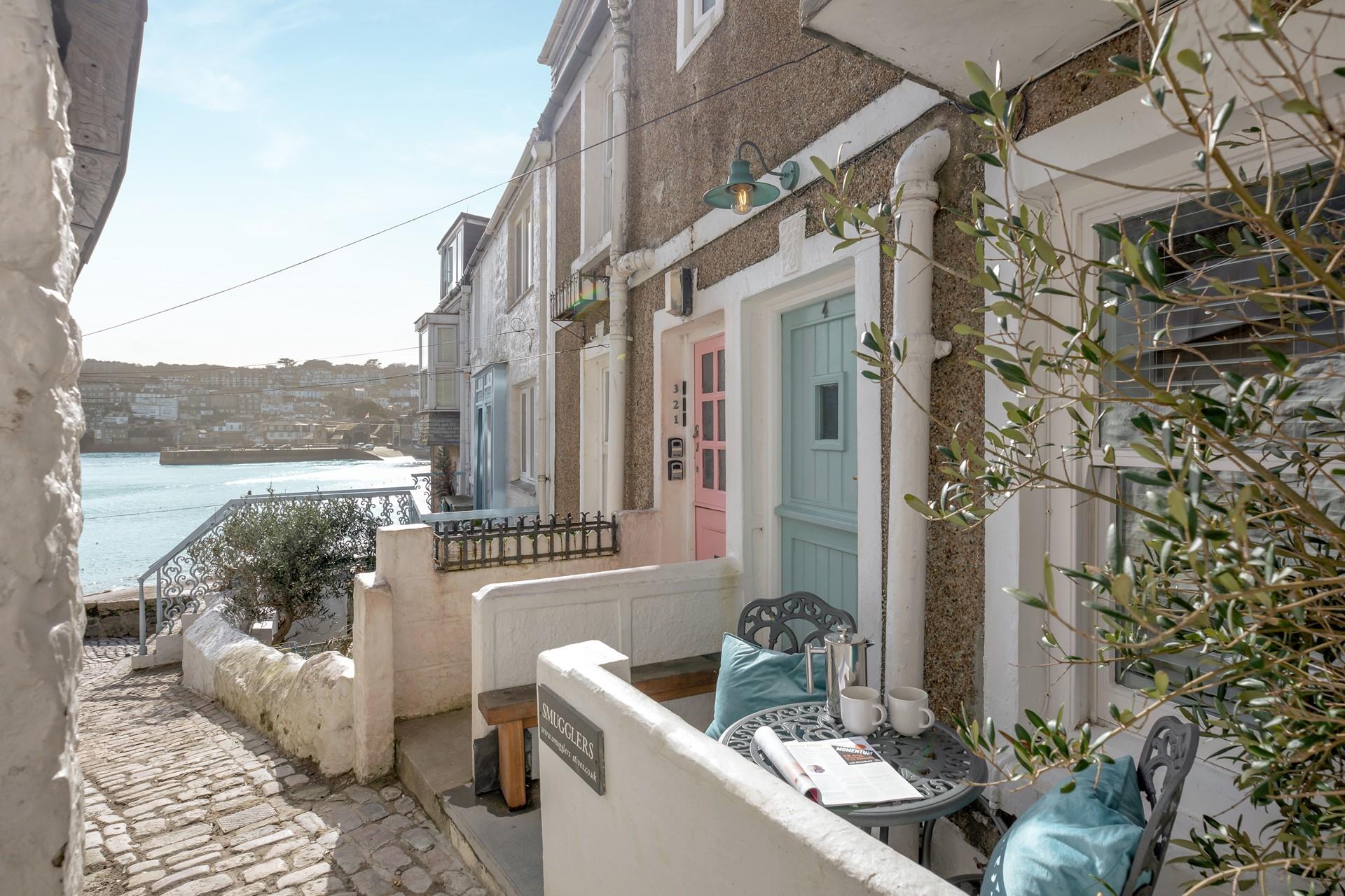 Smuggler's Cottage is perfectly located right on the harbour!