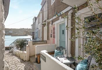 Smuggler's Cottage is perfectly located right on the harbour!