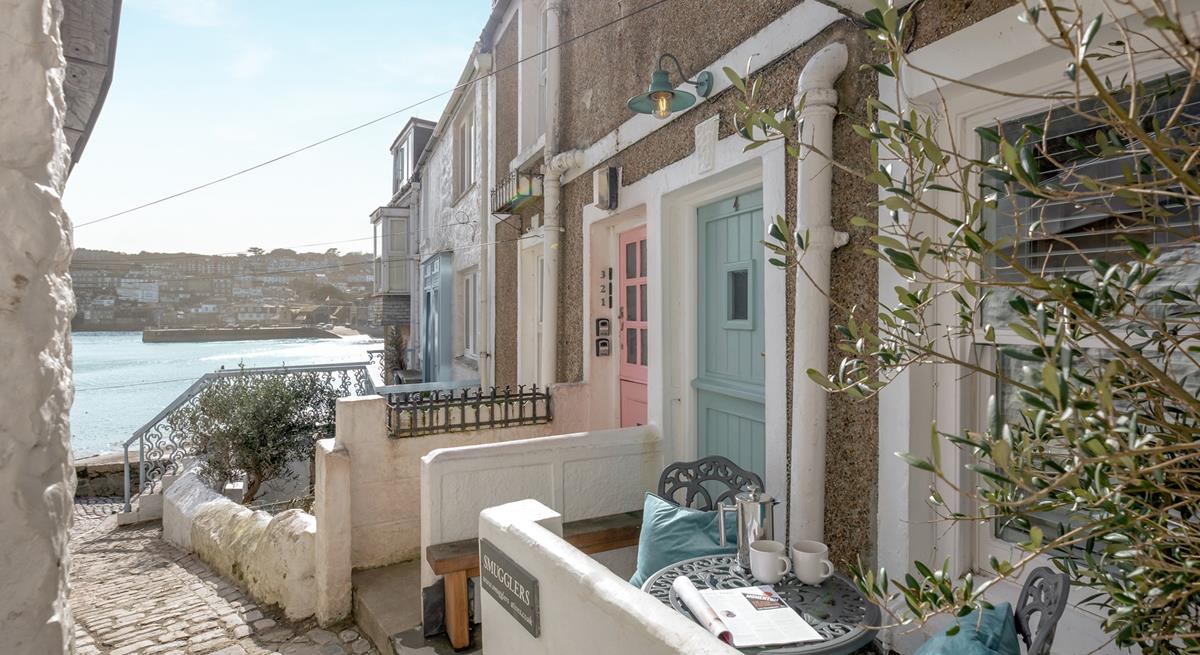 Smuggler's Cottage is perfectly located right on the harbour!