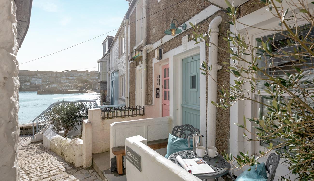 Smuggler's Cottage is perfectly located right on the harbour!