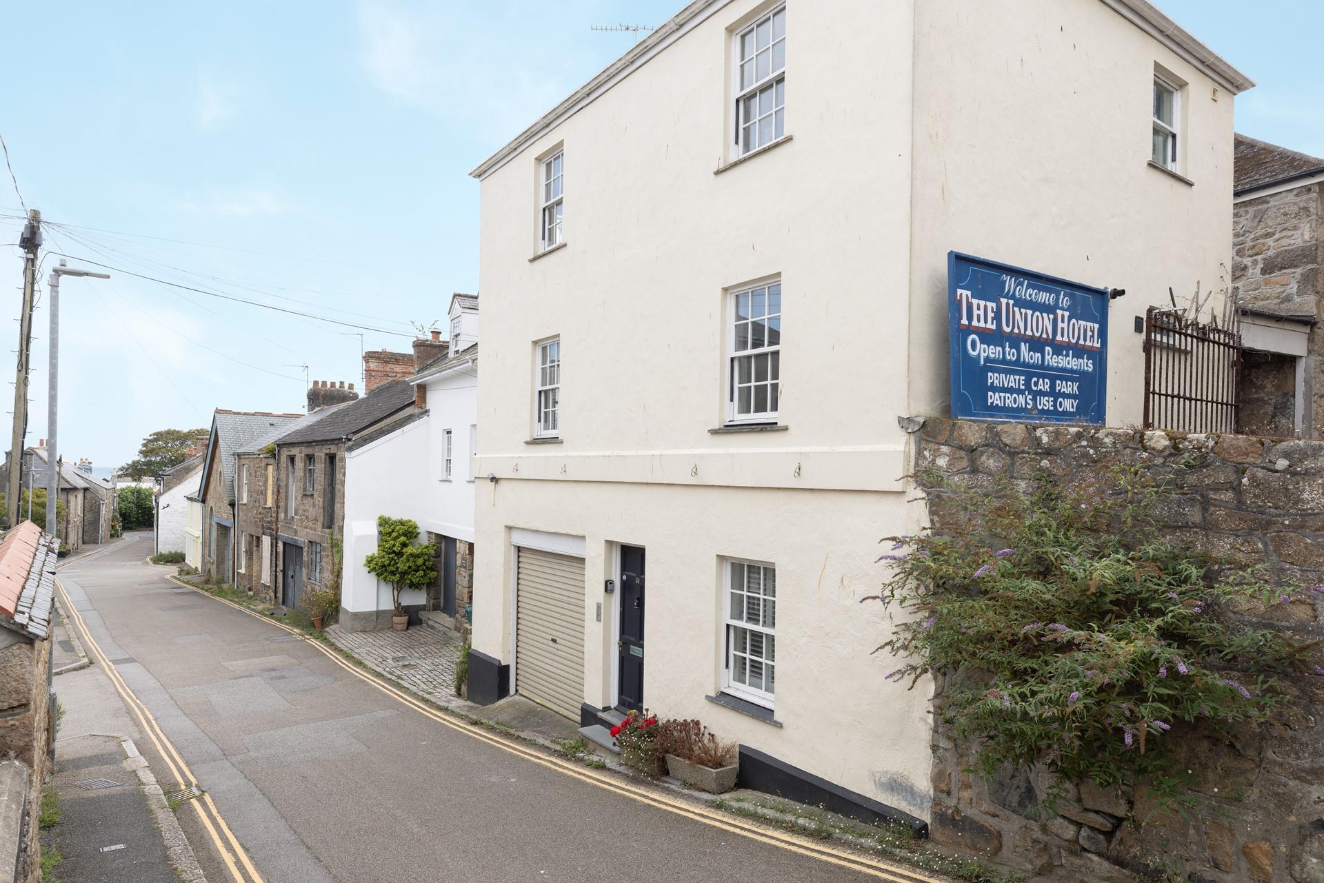 Take a morning stroll down to the Prom and enjoy the far reaching sea views!