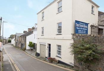 Take a morning stroll down to the Prom and enjoy the far reaching sea views!