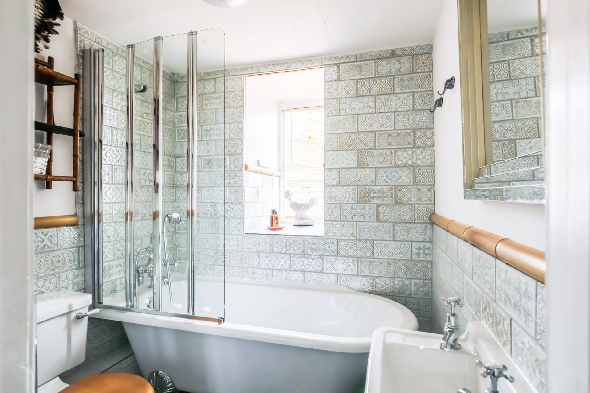 After long coast path walks, the bath is ideal to come back to soak tired legs!