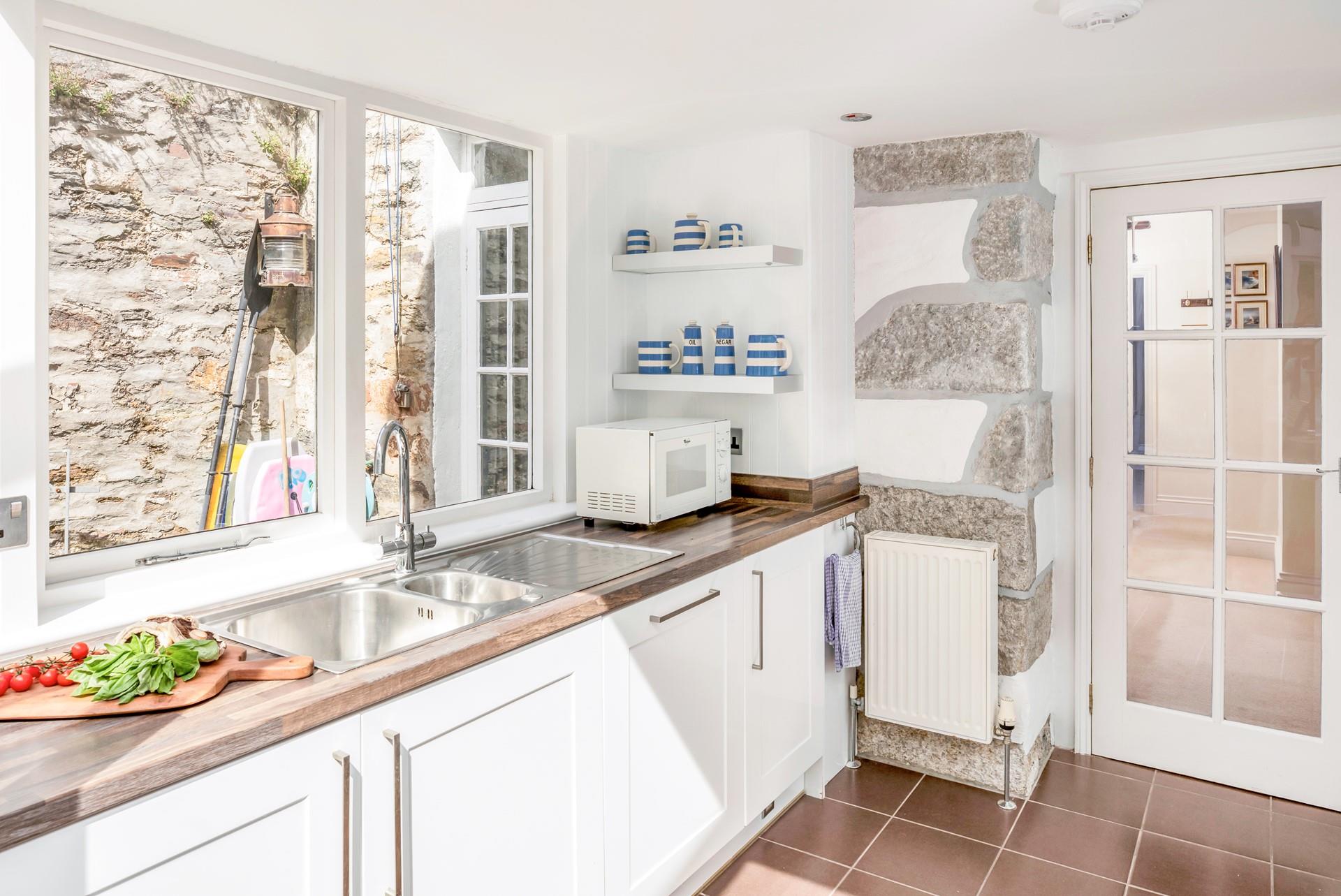 The kitchen is fully equipped to prepare picnics and tasty meals.