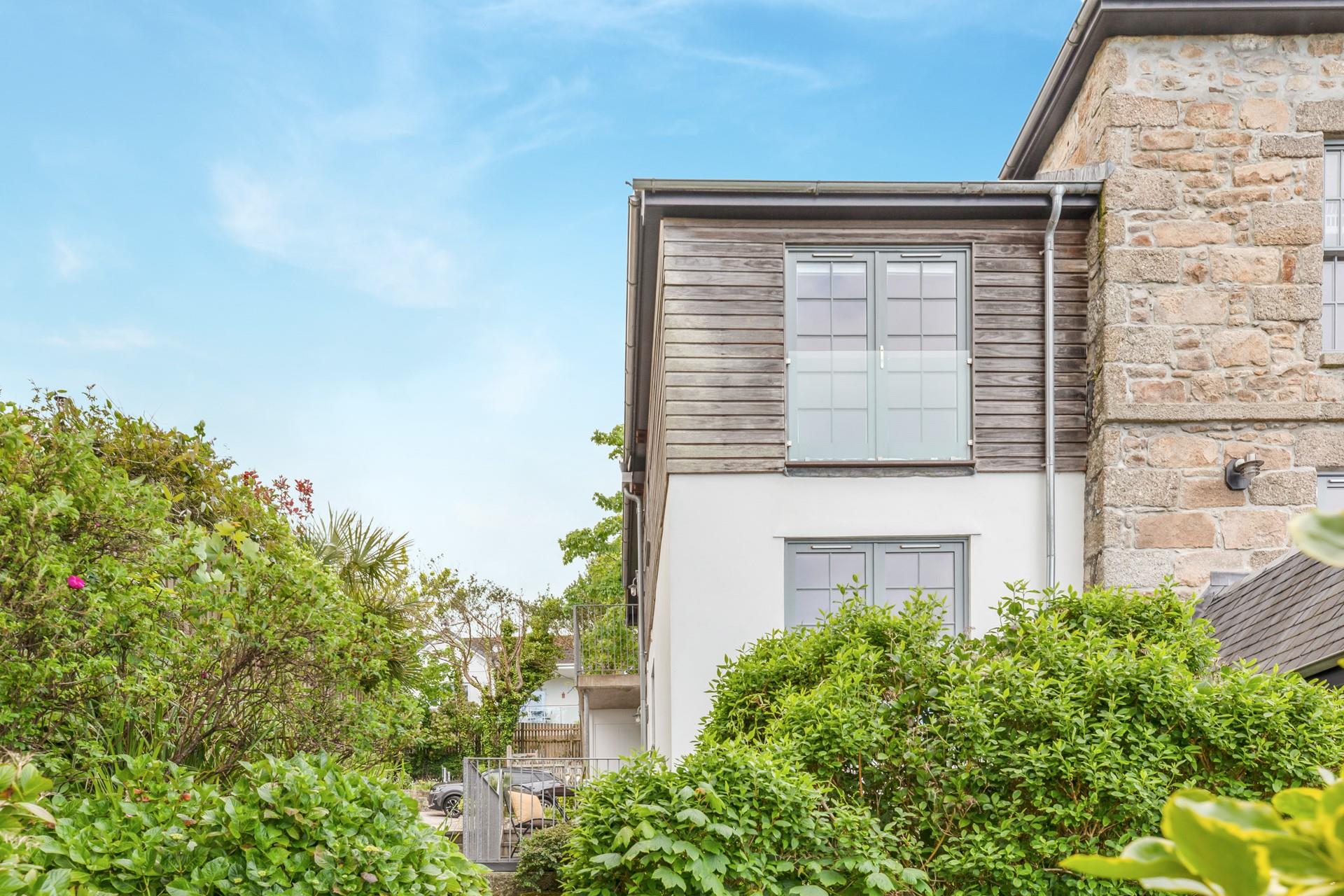 With allocated parking available, you can park up and enjoy the delights of St Ives on foot, the coast path is just steps away!