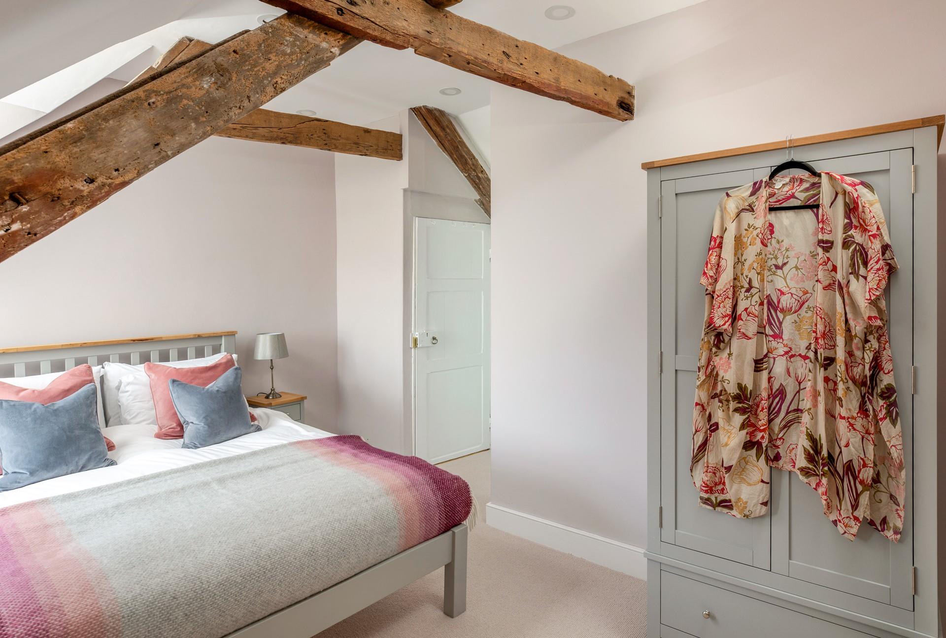 Unpack your suitcase in the handy wardrobe.