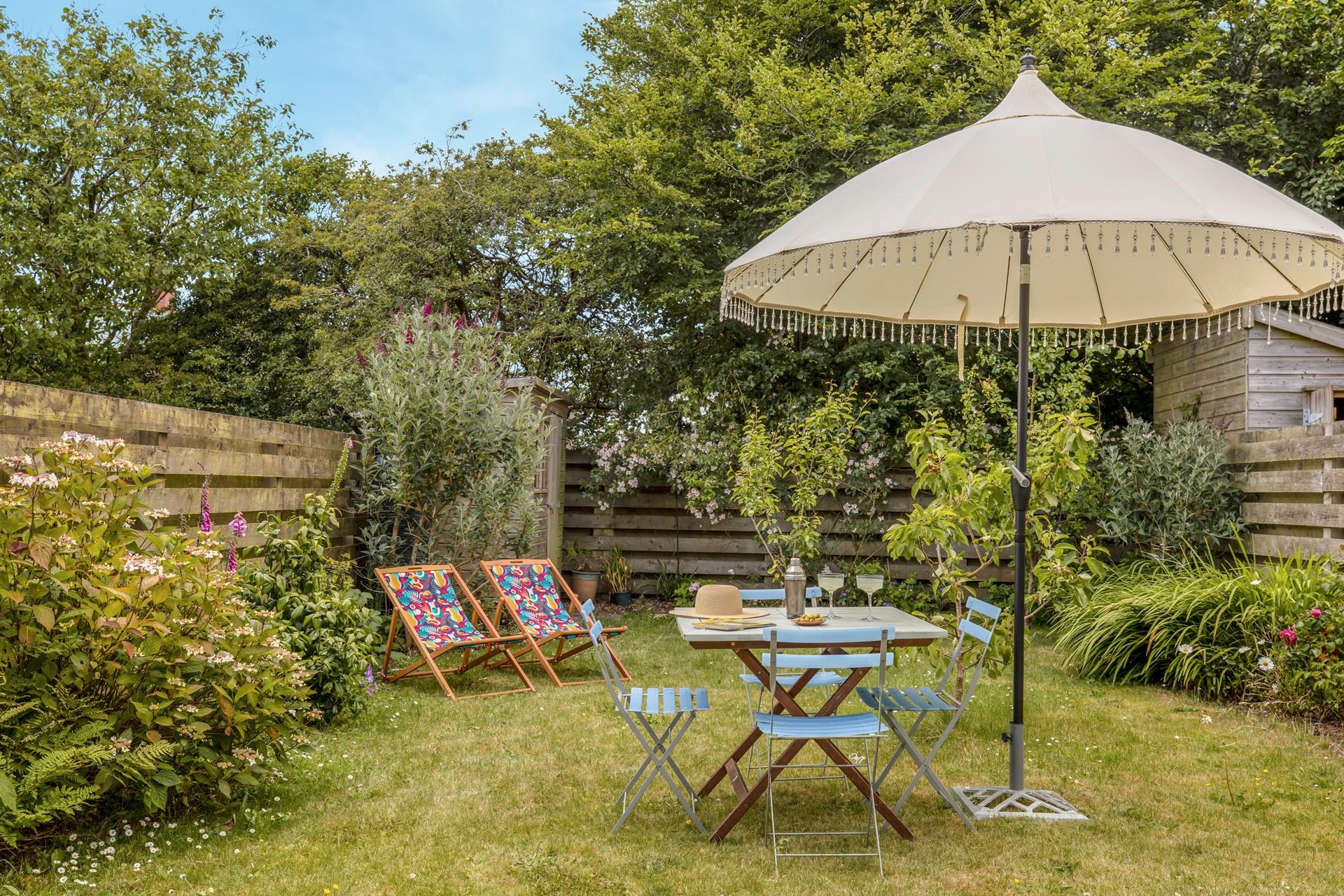 Sunbathe in the sunny garden.