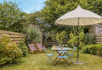 Sunbathe in the sunny garden.