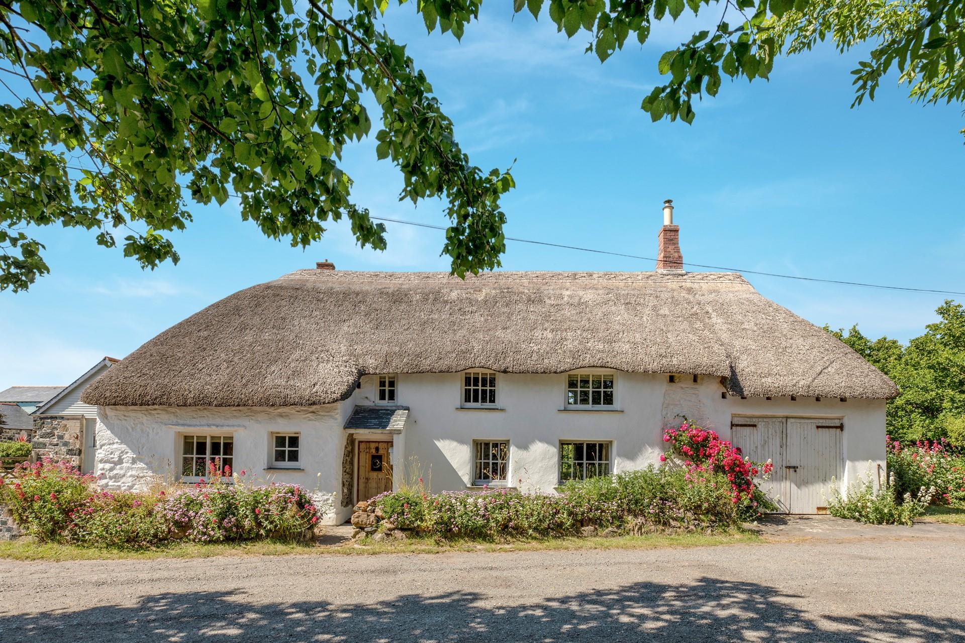 Angrouse Cottage is an idyllic thatched cottage in the pretty village of Mullion.