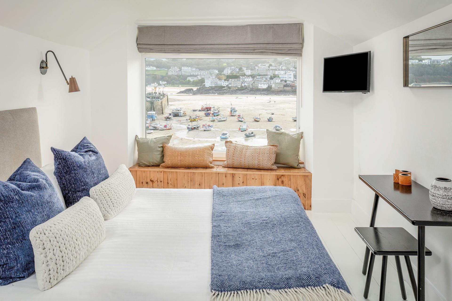 Open the blinds to stunning harbour views.
