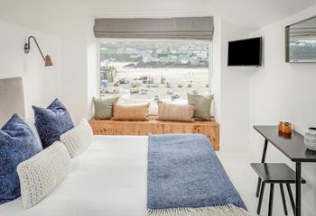 Open the blinds to stunning harbour views.