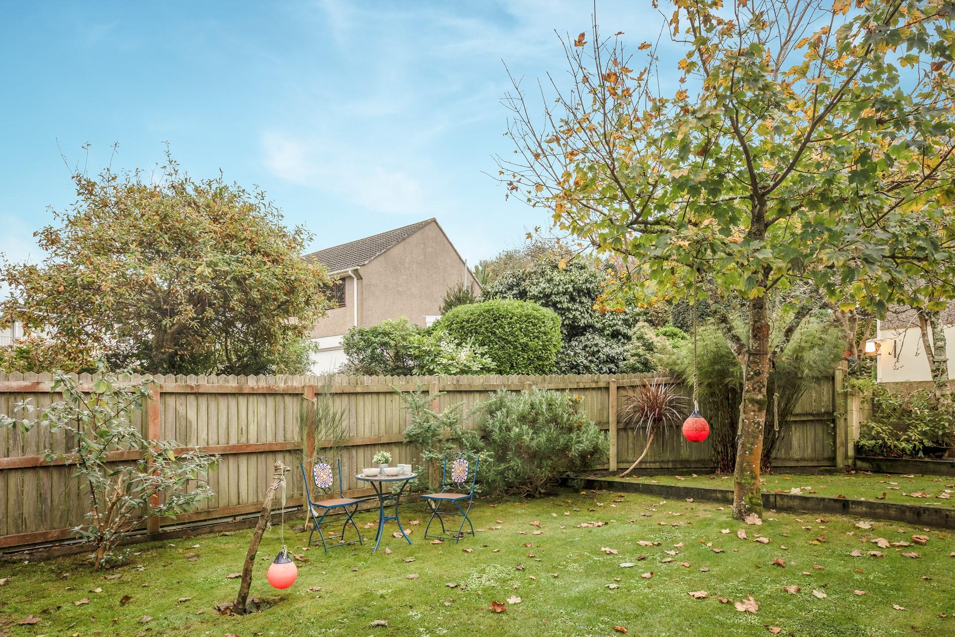 Take meals al fresco in the leafy garden.