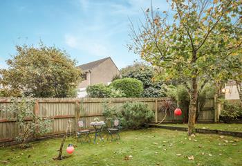 Take meals al fresco in the leafy garden.