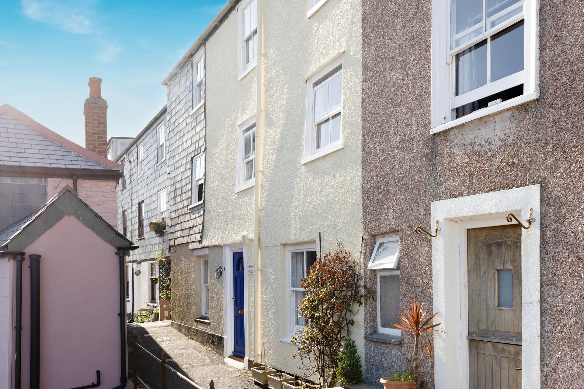 Tucked away down a pretty lane, Handspan Cottage is a former fisherman's cottage.