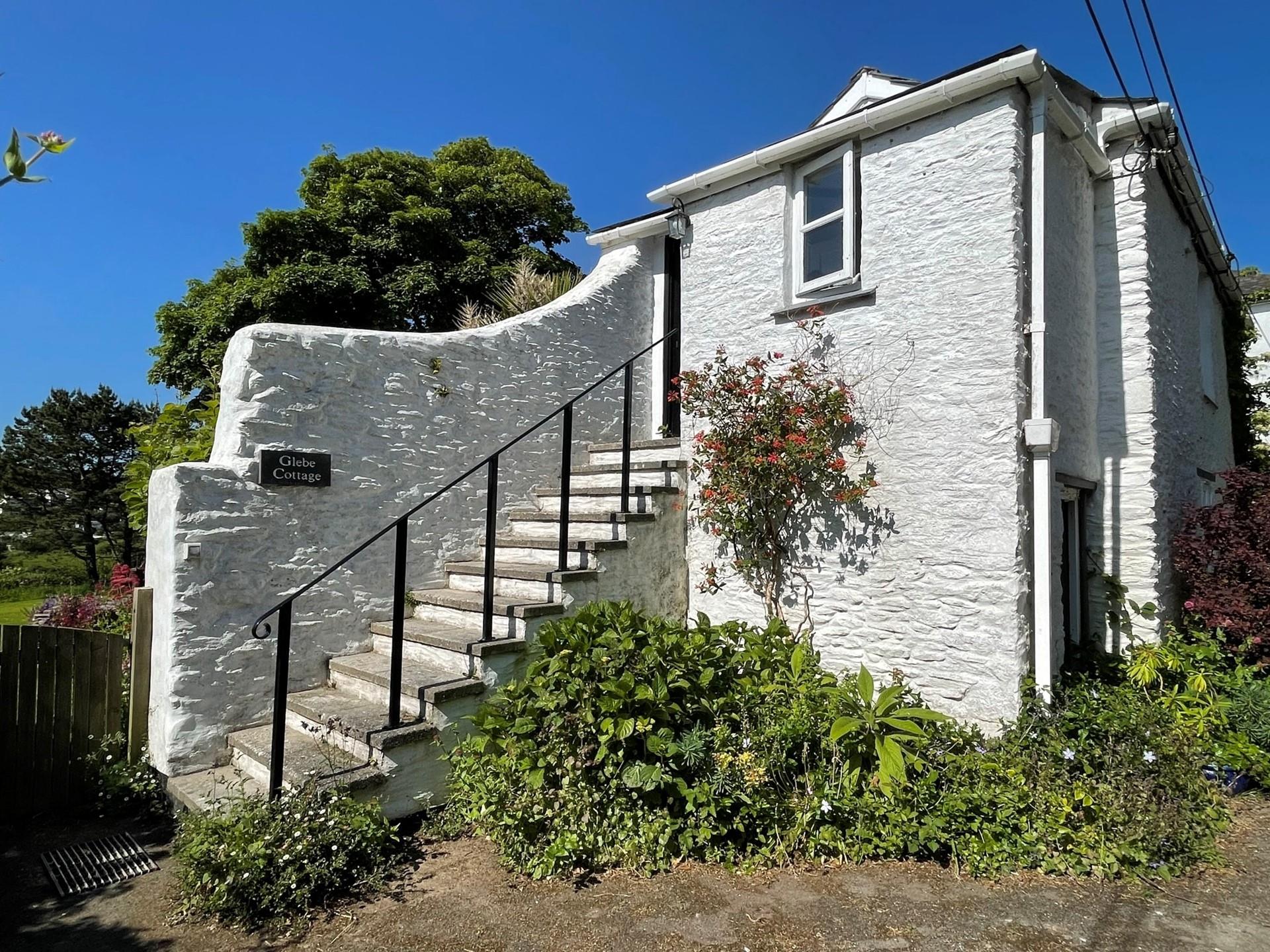 Glebe Cottage is a pretty stone cottage, overlooking Mevagissey on the south Cornwall coast.