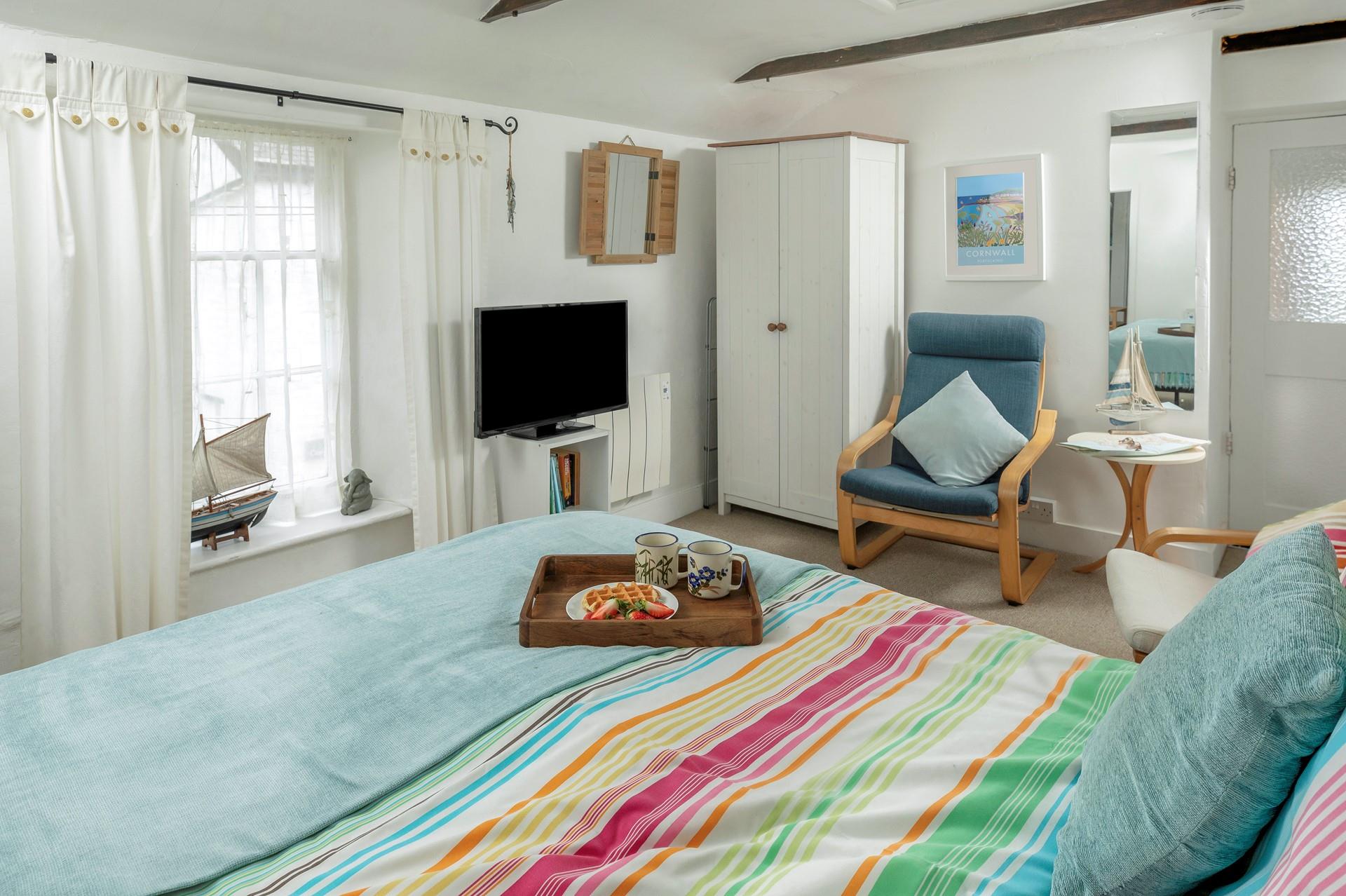 A first floor studio, Glebe Cottage is a great base for those keen to explore the south Cornwall coastline.