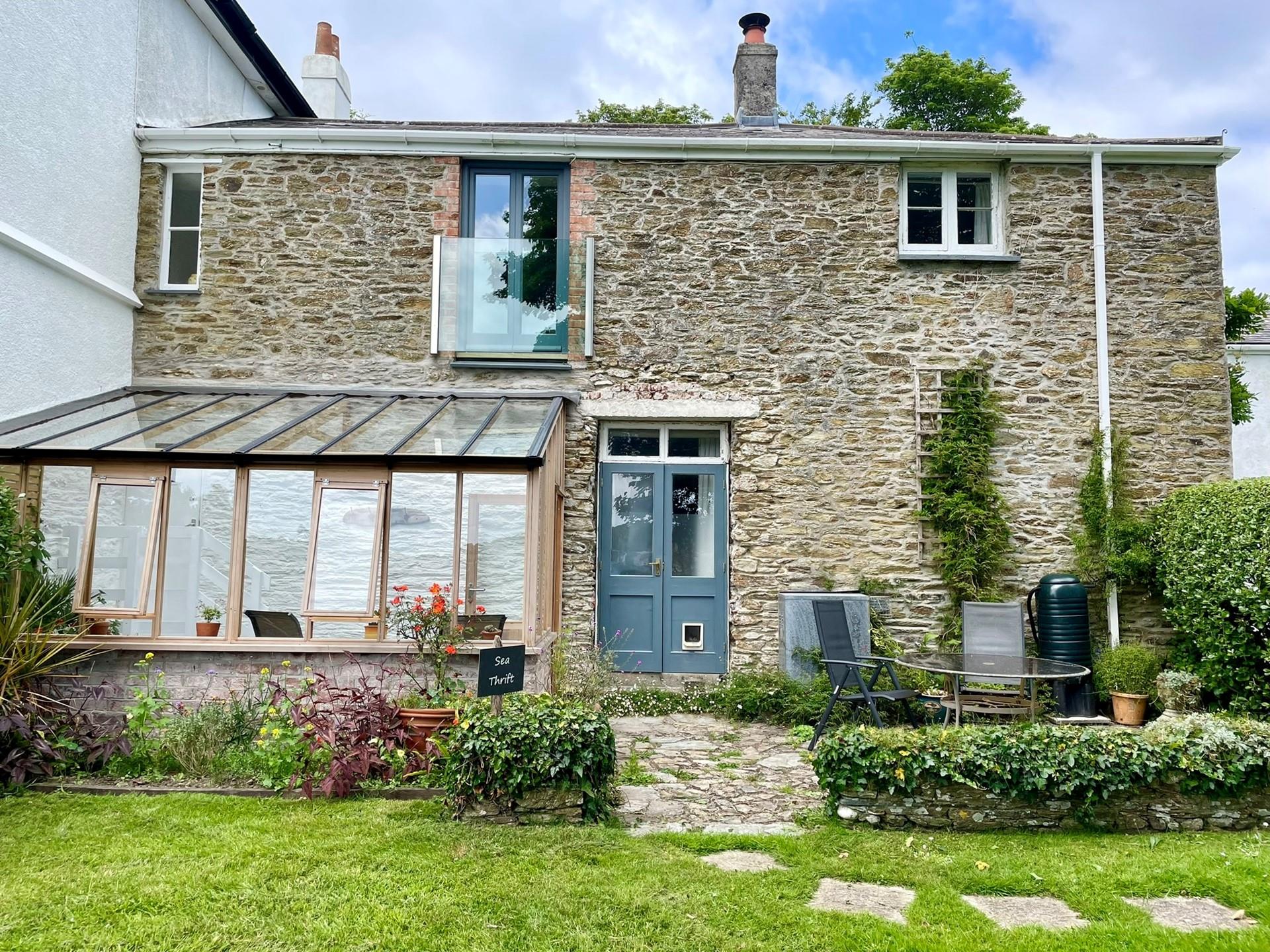 This quaint escape is close to both the Cornish coast and countryside!