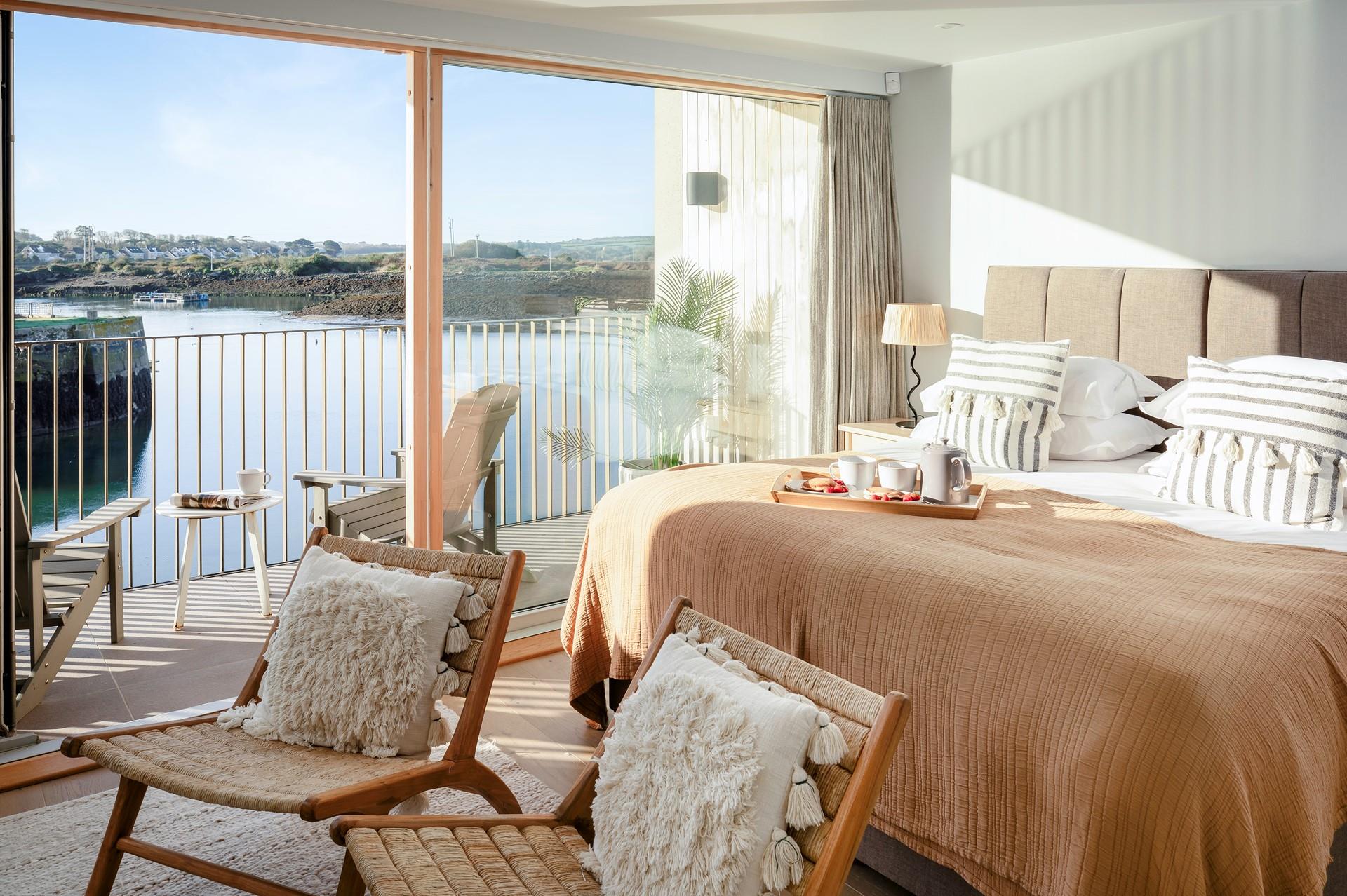 Start the day with a delicious breakfast on the balcony.