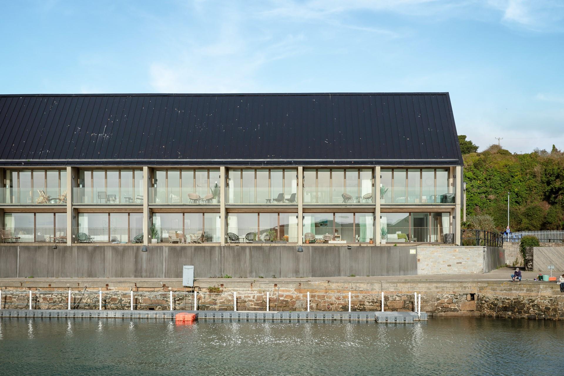 4 Cannery Row is ideally located near the beach and Hayle shops.