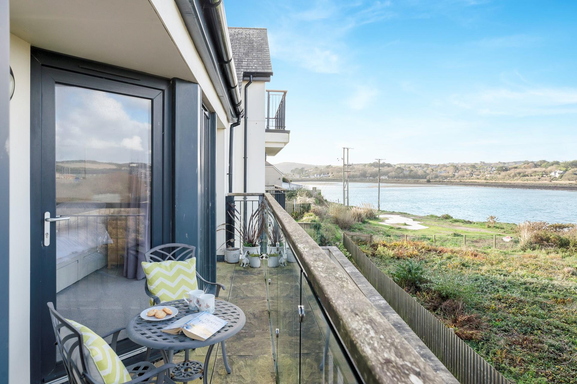 On summer days the balcony is the ideal spot for watching the wildlife in the estuary.
