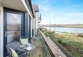 On summer days the balcony is the ideal spot for watching the wildlife in the estuary.