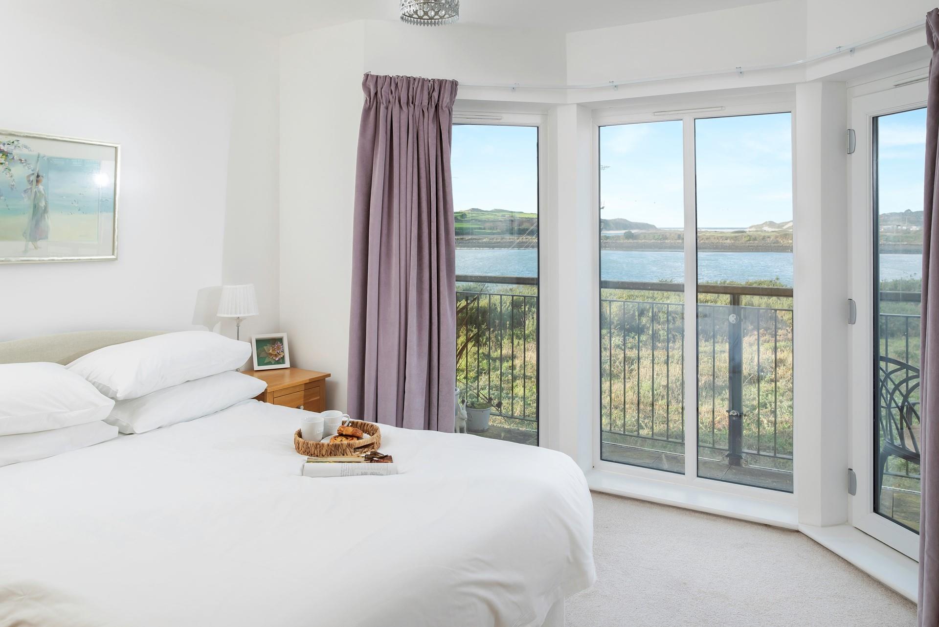 Start the day with breakfast in bed in the morning.