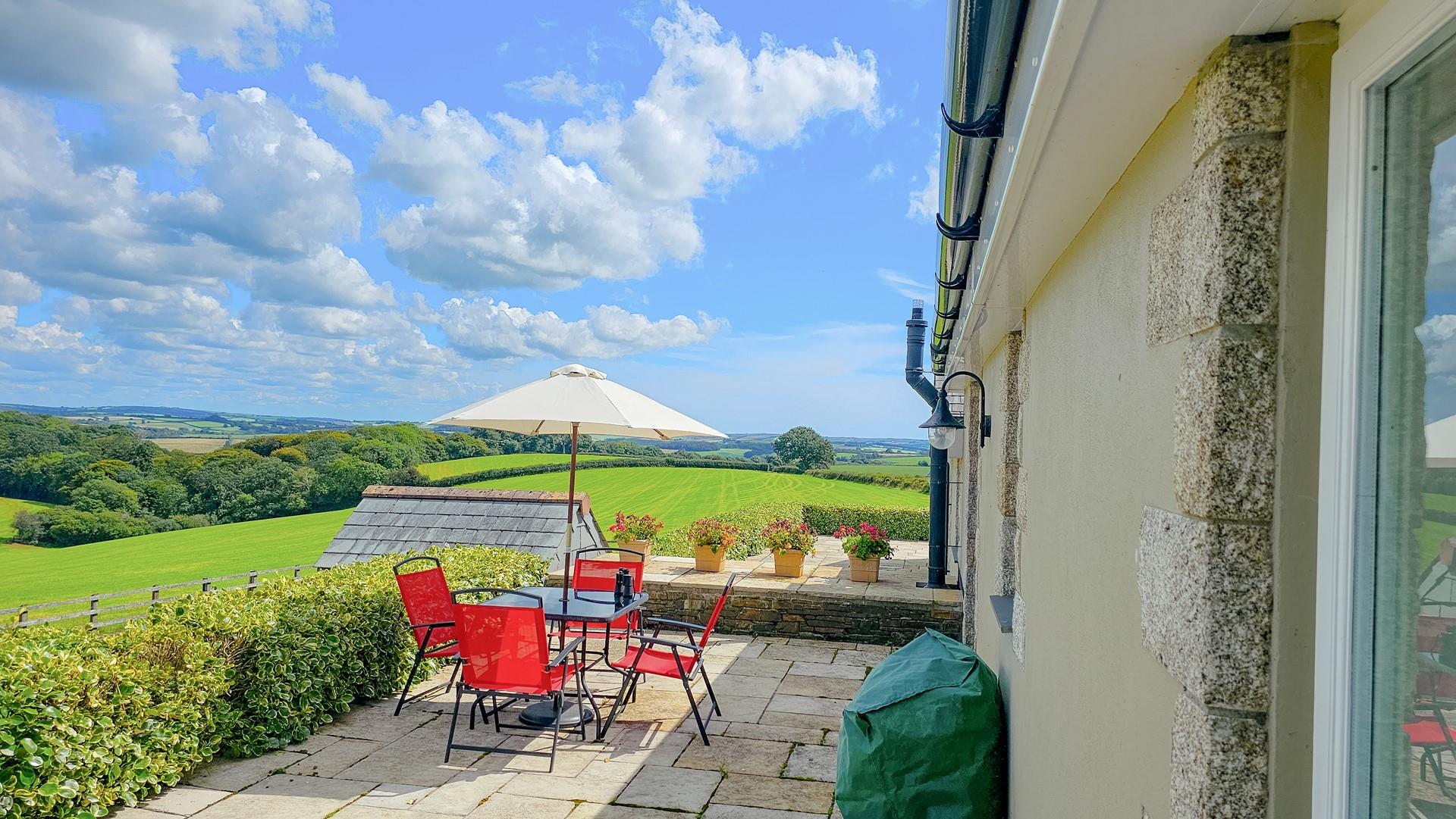 Overlooking the Cornish countryside, Woodland View is a beautiful rural escape.