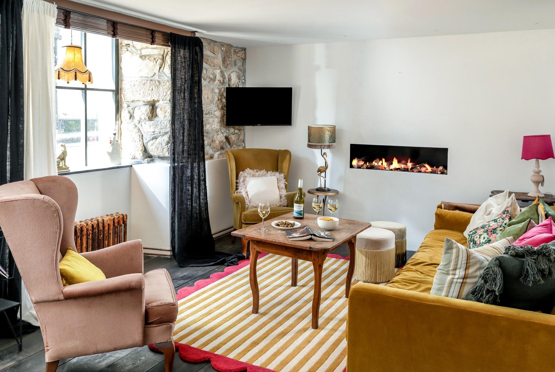 The Crooked Townhouse is ideally located on Chapel Street, filled with antique shops and quirky cafes.