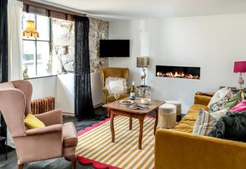 The Crooked Townhouse is ideally located on Chapel Street, filled with antique shops and quirky cafes.