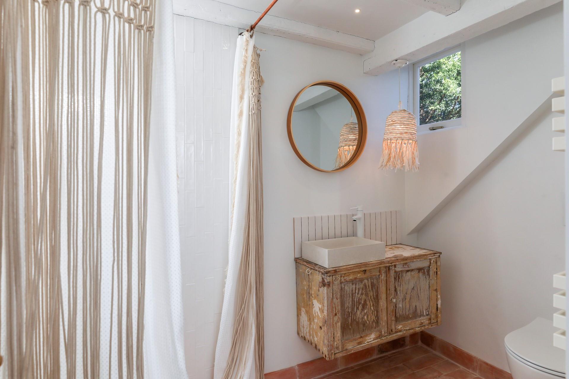 The wet room style en suite is ideal for washing off sandy toes.