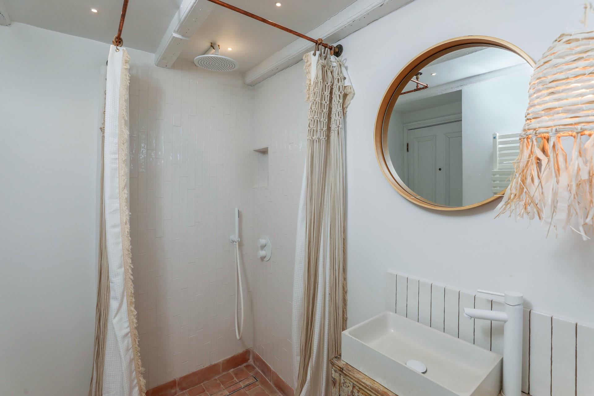 Wash the day away and get ready for an evening meal out.