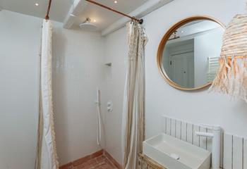 Wash the day away and get ready for an evening meal out.