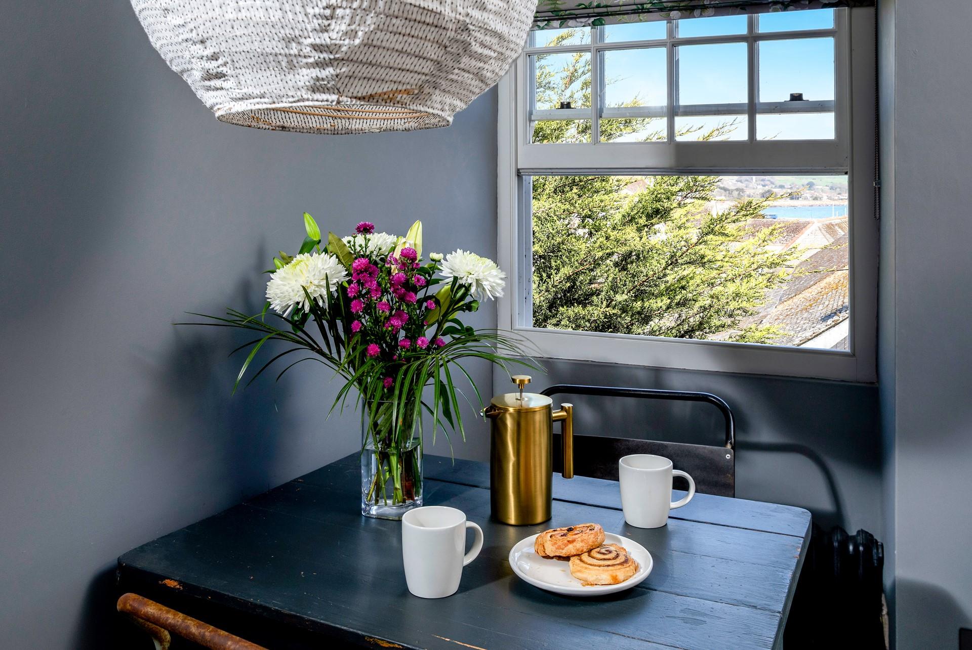 The table in the bedroom is ideal for savouring morning coffee and pastries with a view.