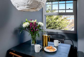 The table in the bedroom is ideal for savouring morning coffee and pastries with a view.