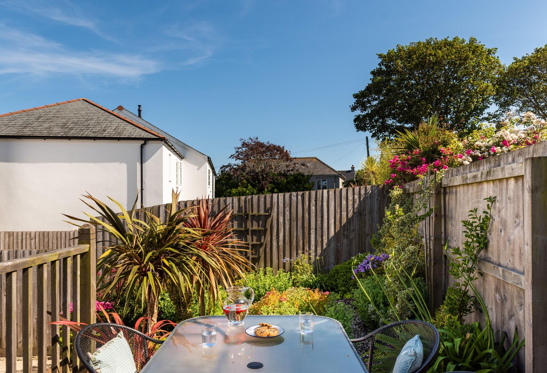 Sit around the table for an al fresco dinner.