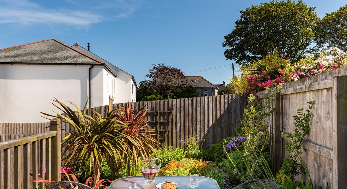 Sit around the table for an al fresco dinner.