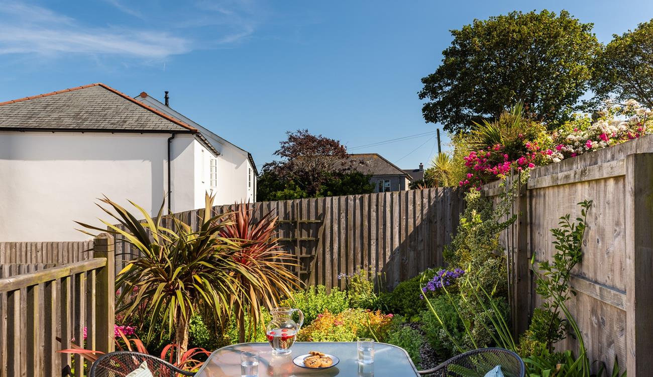 Sit around the table for an al fresco dinner.