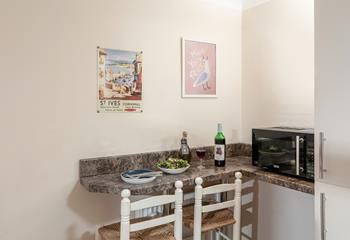 The kitchen decor gives a nod to the seaside location.