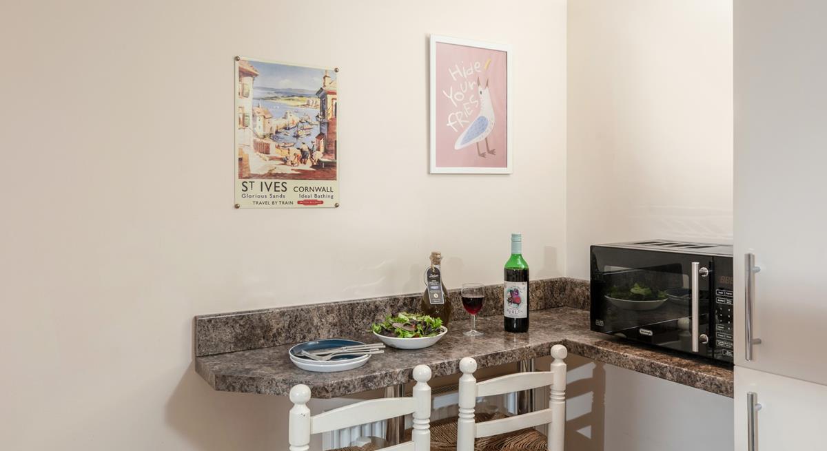 The kitchen decor gives a nod to the seaside location.