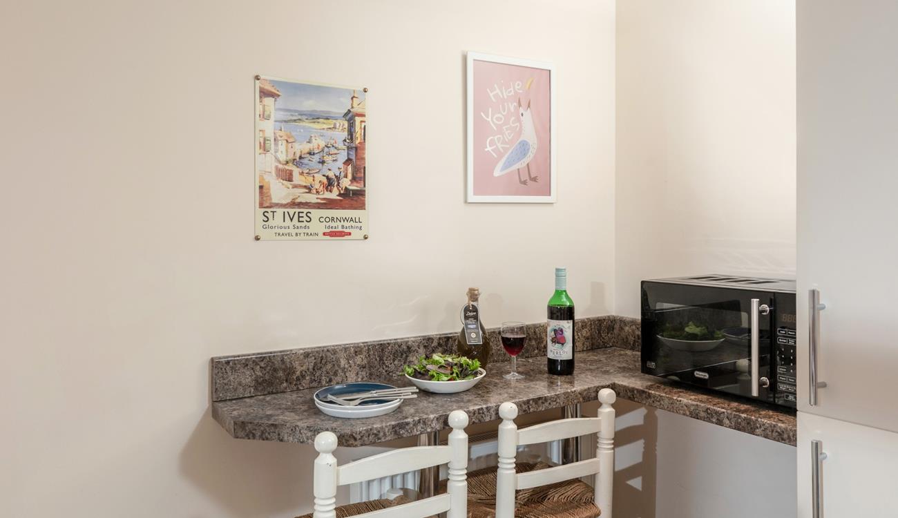 The kitchen decor gives a nod to the seaside location.