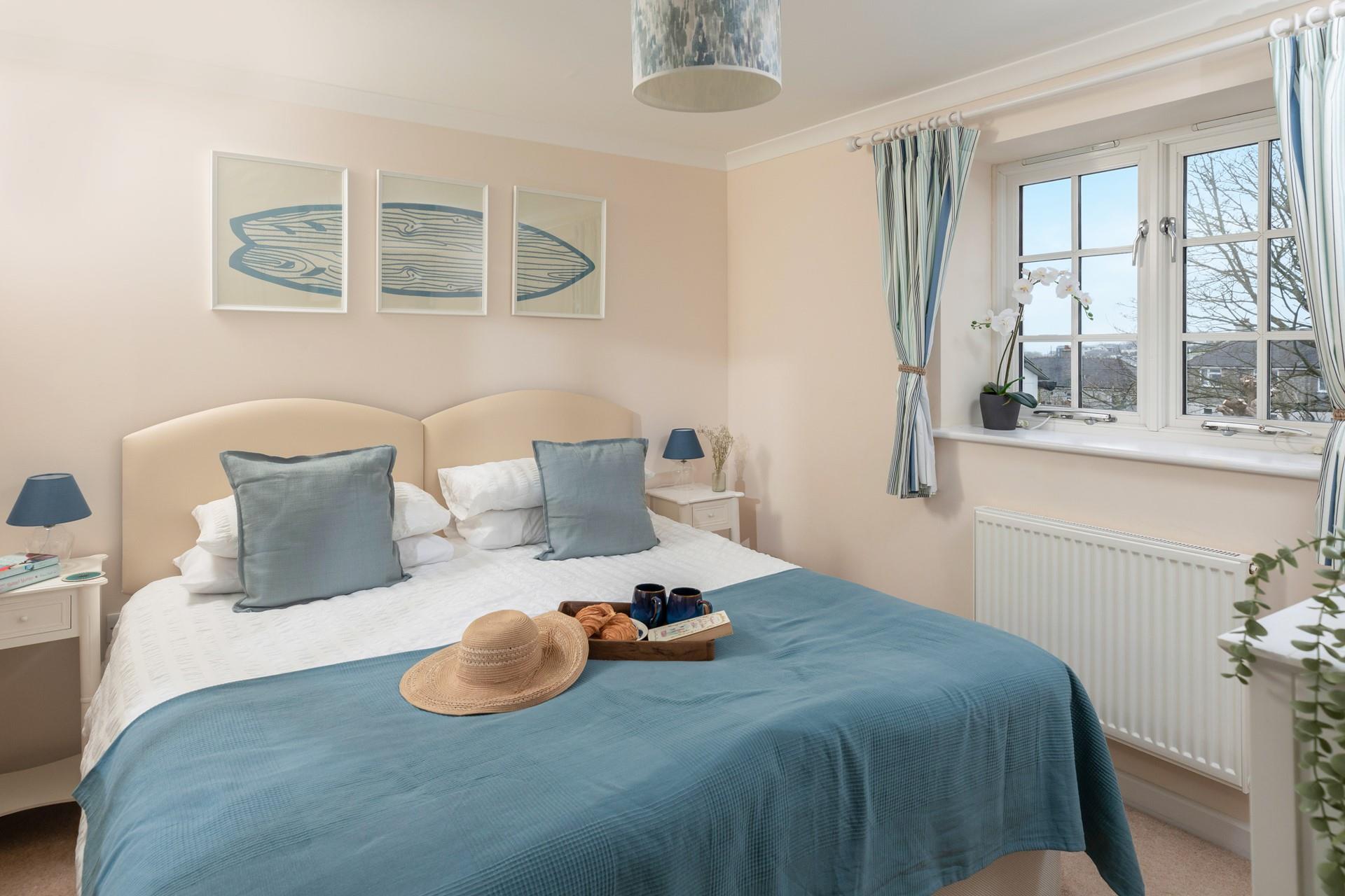 Bedroom 3 has zip and link beds for flexible sleeping arrangements.