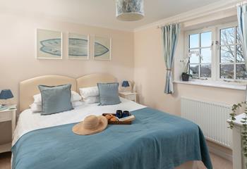 Bedroom 3 has zip and link beds for flexible sleeping arrangements.