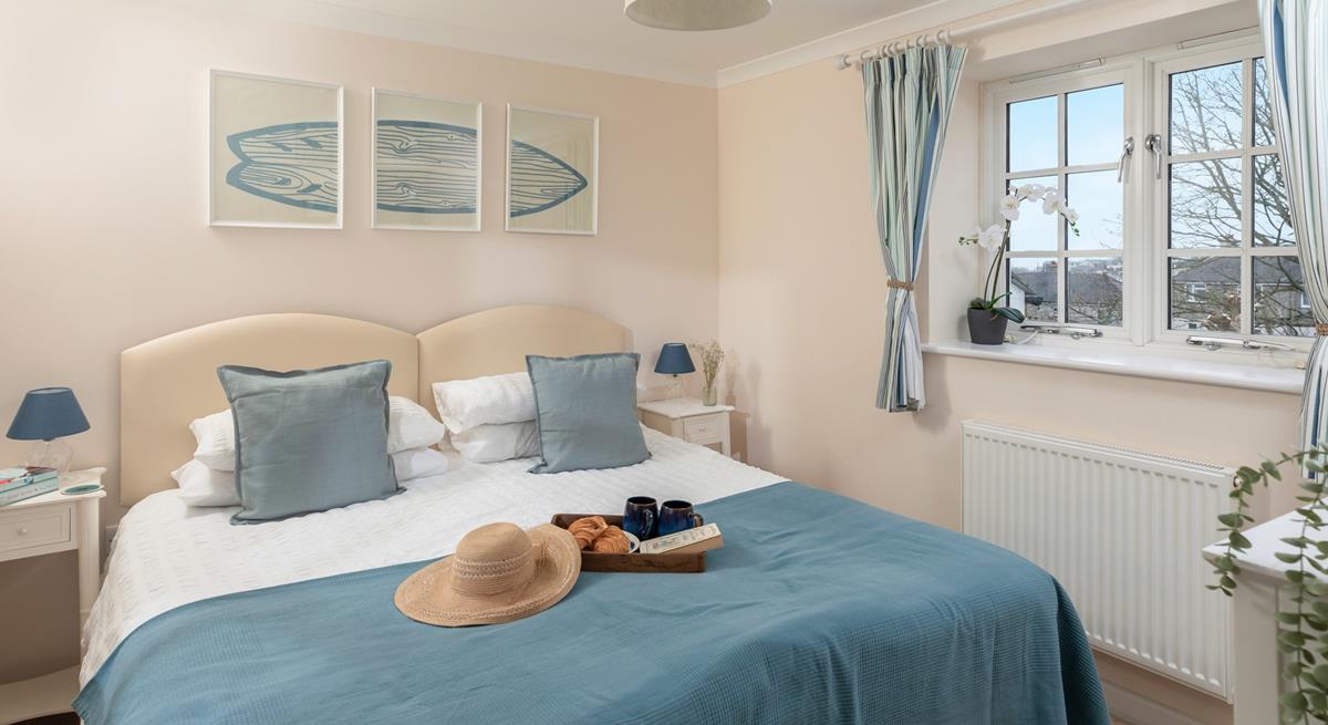 Bedroom 3 has zip and link beds for flexible sleeping arrangements.